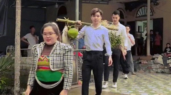 Chú rể Thanh Hóa đem 8 gánh lễ vật đi hỏi cưới gây sốt cộng đồng mạng image dai dien gifle vat di hoi cuoi gay sot cong dong mang 1007 1762922050 813 width740height495 gif2mp4 auto cropjpg