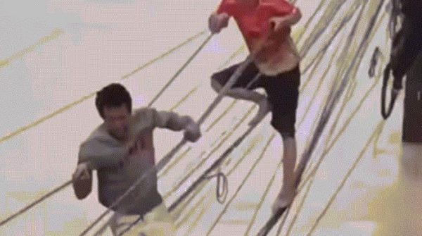 Ba người đàn ông bám dây điện vượt lũ ở Thái Lan image dai dien gifleodaydien 1764148015 242 width740height495 gif2mp4 auto cropjpg