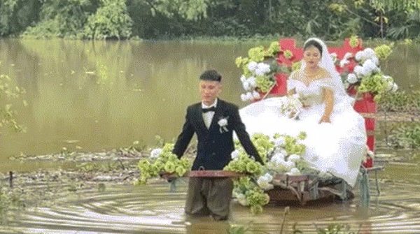 Chuyện phía sau video chú rể một mình kéo xe vượt đường ngập rước vợ về nhà 26 Chuyện phía sau video chú rể một mình kéo xe vượt đường ngập rước vợ về nhà image dai dien gifminh keo xe vuot duong ngap ruoc vo ve nha 983 1759561521 953 width740height495 gif2mp4 auto cropjpg