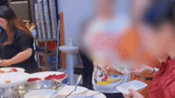 Ngán ngẩm khách nếm chè bằng muôi chung, giành ăn buffet như 'đánh trận' 30 Ngán ngẩm khách nếm chè bằng muôi chung, giành ăn buffet như 'đánh trận' image dai dien gifmuoi chung gianh an buffet nhu danh tran 37702 1741745111 767 width740height495 gif2mp4 auto cropjpg