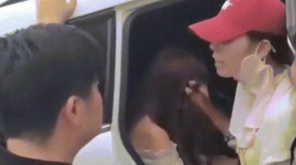 Vợ chở con đi mua đồ phát hiện chồng ngoại tình, đánh ghen ngay giữa phố image dai dien gifn chong ngoai tinh danh ghen ngay giua pho 390 1754194850 487 width740height495 gif2mp4 auto cropjpg