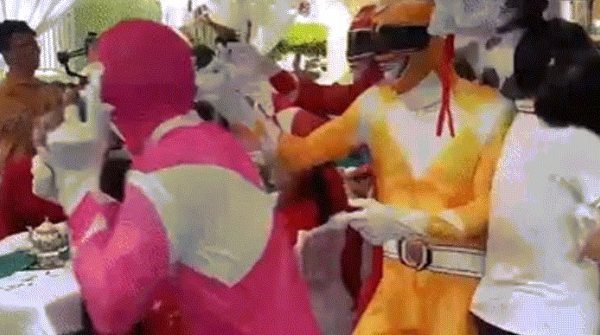 Đám cưới ở Ninh Bình có 7 'siêu nhân’ đến tặng quà, cả làng bật cười thích thú image dai dien gifn den tang qua ca lang bat cuoi thich thu 1772 1760953231 860 width740height495 gif2mp4 auto cropjpg