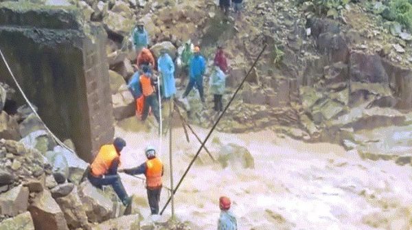 Thót tim hành trình đưa cô giáo mang thai 37 tuần vượt lũ dữ đến cơ sở y tế image dai dien gifng thai 37 tuan vuot lu du den co so y te 1936 1762041894 94 width740height495 gif2mp4 auto cropjpg