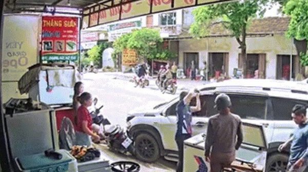 Người đàn ông ở Nghệ An xử lý 'nhanh như chớp', cứu lái xe nghi đột quỵ giữa đường image dai dien gifnghean 1752107884 426 width740height495 gif2mp4 auto cropjpg