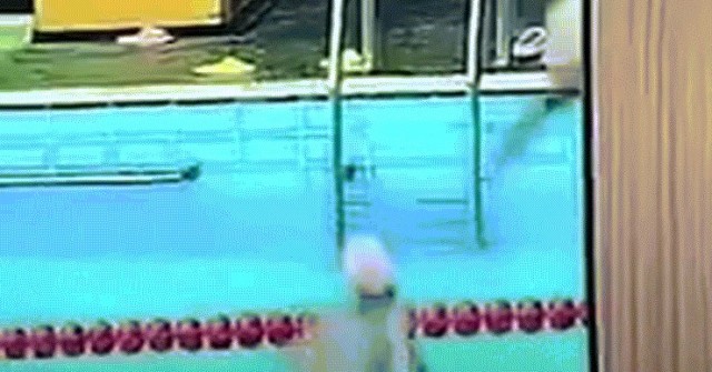 image-dai-dien-gifnhayxuong-1762150767-735-width740height495-gif2mp4-auto-cropjpg-1 Tử vong sau cú nhảy cắm đầu xuống bể để dạy con gái lặn image dai dien gifnhayxuong 1762150767 735 width740height495 gif2mp4 auto cropjpg 1