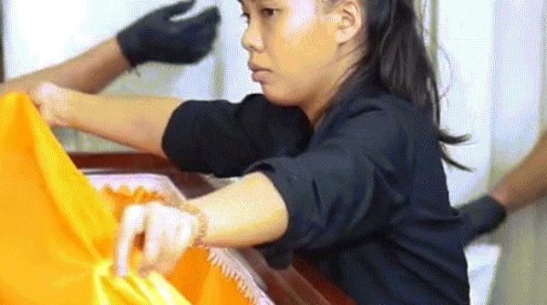 Chuyên 'làm đẹp' cho tử thi, 2 cô gái ở TPHCM kể những cách vượt qua nỗi sợ hãi 30 Chuyên 'làm đẹp' cho tử thi, 2 cô gái ở TPHCM kể những cách vượt qua nỗi sợ hãi image dai dien gifo tphcm ke nhung cach vuot qua noi so hai 1686 1755247964 48 width740height495 gif2mp4 auto cropjpg