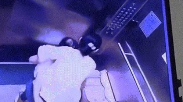 Hành động gây bức xúc của người phụ nữ tại thang máy chung cư ở Hà Nội 29 Hành động gây bức xúc của người phụ nữ tại thang máy chung cư ở Hà Nội image dai dien gifoi phu nu tai thang may chung cu o ha noi 3436 1759216611 888 width740height495 gif2mp4 auto cropjpg