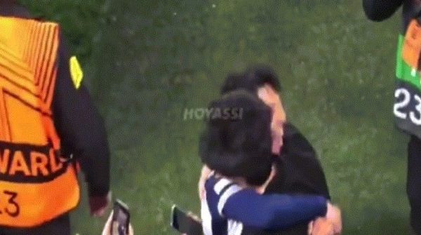 Park Seo Joon - Son Heung Min ôm chầm nhau mừng chiến thắng, gây sốt cõi mạng 26 Park Seo Joon - Son Heung Min ôm chầm nhau mừng chiến thắng, gây sốt cõi mạng image dai dien gifomnhau 1747992083 367 width740height495 gif2mp4 auto cropjpg