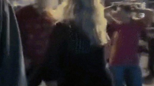 Video cô gái hành động bất ngờ khi gặp người yêu phản bội nhận 20 triệu lượt xem image dai dien gifphanboi200 1757855554 425 width740height495 gif2mp4 auto cropjpg