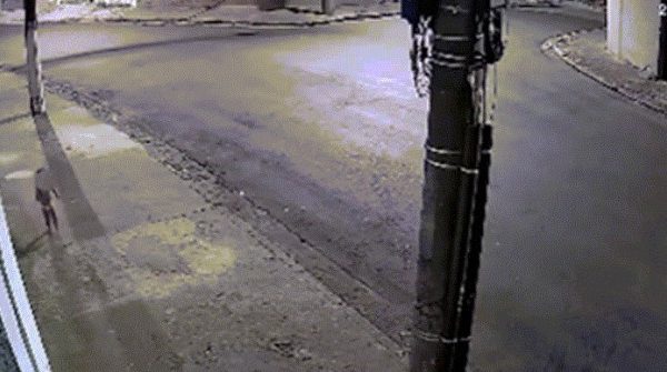 Bé gái 3 tuổi mặc bỉm, đi chân trần chạy trên phố giữa đêm khuya để tìm mẹ image dai dien gifran chay tren pho giua dem khuya de tim me 239 1754466181 170 width740height495 gif2mp4 auto cropjpg