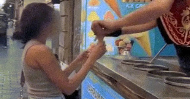 Đưa kem cho nữ du khách theo cách khiếm nhã, người bán kem ở Thổ Nhĩ Kỳ bị bắt image dai dien gifsamso 1754833425 440 width740height495 gif2mp4 auto cropjpg 1