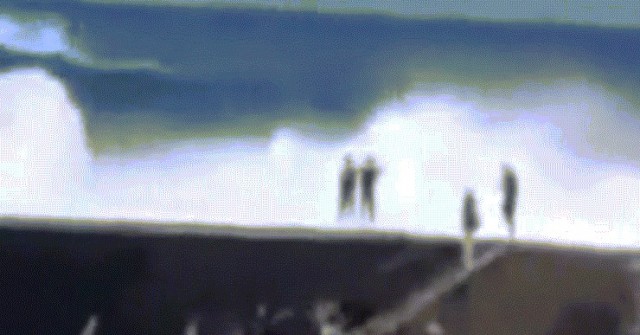 image-dai-dien-gifsondanhbayng-1762744051-910-width740height495-gif2mp4-auto-cropjpg-1 Sóng lớn cuốn trôi nhiều du khách, ba người thiệt mạng image dai dien gifsondanhbayng 1762744051 910 width740height495 gif2mp4 auto cropjpg 1