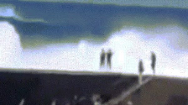 Sóng lớn cuốn trôi nhiều du khách, ba người thiệt mạng image dai dien gifsondanhbayng 1762744051 910 width740height495 gif2mp4 auto cropjpg