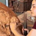 9X xinh đẹp ở Đà Nẵng biến gỗ thành tác phẩm trăm triệu, nhiều người thán phục image dai dien giftac pham tram trieu nhieu nguoi than phuc 1892 1761617313 870 width740height495 gif2mp4 auto cropjpg