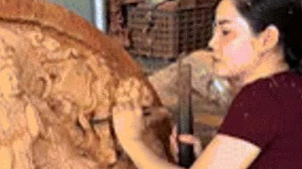 9X xinh đẹp ở Đà Nẵng biến gỗ thành tác phẩm trăm triệu, nhiều người thán phục image dai dien giftac pham tram trieu nhieu nguoi than phuc 1892 1761617313 870 width740height495 gif2mp4 auto cropjpg