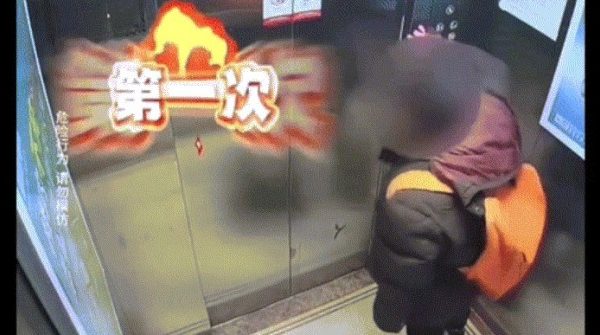 "Đánh knock-out" thang máy, người đàn ông ở Trung Quốc phải đền gần 140 triệu 27 "Đánh knock-out" thang máy, người đàn ông ở Trung Quốc phải đền gần 140 triệu image dai dien gifthangmay 1752137108 727 width740height495 gif2mp4 auto cropjpg