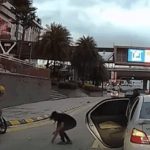 Tiền vương vãi khắp đường, camera hành trình ghi được điều đặc biệt image dai dien giftienvai 1744209261 492 width740height495 gif2mp4 auto cropjpg