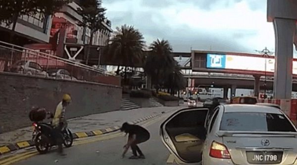 Tiền vương vãi khắp đường, camera hành trình ghi được điều đặc biệt 27 Tiền vương vãi khắp đường, camera hành trình ghi được điều đặc biệt image dai dien giftienvai 1744209261 492 width740height495 gif2mp4 auto cropjpg