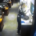 Nước tràn xối xả trong nhà hàng vì vỡ bể cá khổng lồ image dai dien giftucavo 1761195662 237 width740height495 gif2mp4 auto cropjpg