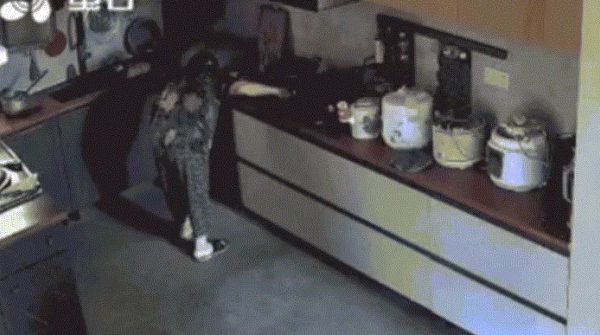 Ống ga rò rỉ gây cháy nổ, cụ bà 82 tuổi bình tĩnh xử trí, thoát nạn ngoạn mục image dai dien giftuoi binh tinh xu tri thoat nan ngoan muc 2044 1760709587 965 width740height495 gif2mp4 auto cropjpg