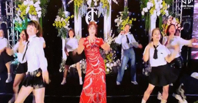 Mẹ cô dâu nhảy Zumba sôi động trong lễ cưới vì câu nói của con gái image dai dien gifvpbsvol3ro8f2cttuxnpwjthot6wtv8lqnfc0viq 1145 1765113280 257 width740height495 gif2mp4 auto cropjpg 1