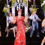 Mẹ cô dâu nhảy Zumba sôi động trong lễ cưới vì câu nói của con gái image dai dien gifvpbsvol3ro8f2cttuxnpwjthot6wtv8lqnfc0viq 1145 1765113280 257 width740height495 gif2mp4 auto cropjpg