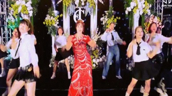 Mẹ cô dâu nhảy Zumba sôi động trong lễ cưới vì câu nói của con gái 29 Mẹ cô dâu nhảy Zumba sôi động trong lễ cưới vì câu nói của con gái image dai dien gifvpbsvol3ro8f2cttuxnpwjthot6wtv8lqnfc0viq 1145 1765113280 257 width740height495 gif2mp4 auto cropjpg