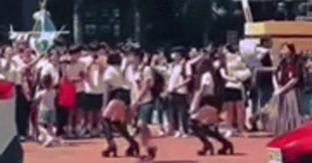 Bà mẹ thuê vũ công múa cột mừng con trai tốt nghiệp cấp hai image dai dien gifvucong200 1750407223 804 width740height495 gif2mp4 auto cropjpg 1