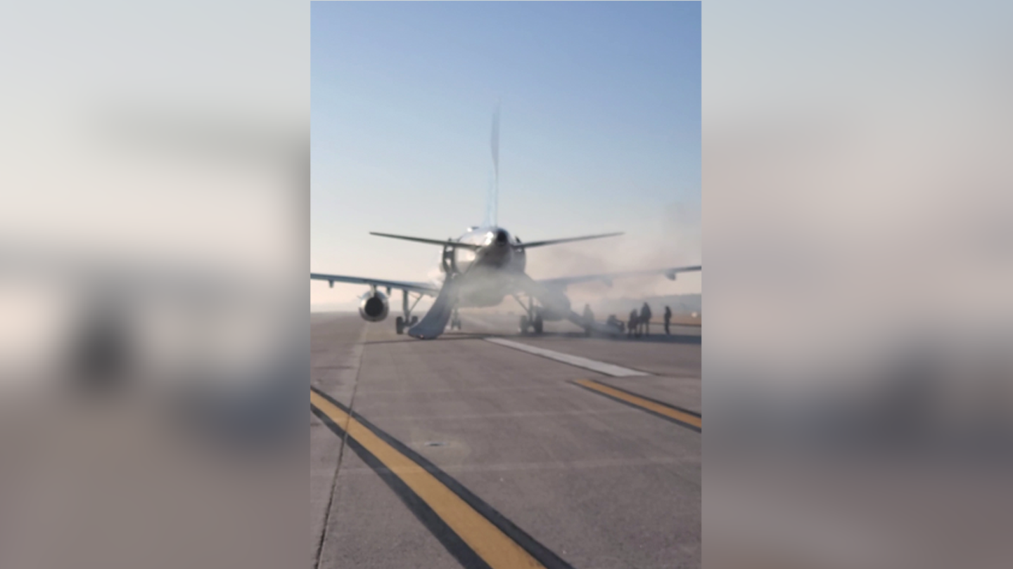 Video ghi lại khoảnh khắc ám ảnh trên không: Cánh máy bay bốc cháy khi cất cánh, hành khách gào khóc cầu cứu- Ảnh 1. Video ghi lại khoảnh khắc ám ảnh trên không: Cánh máy bay bốc cháy khi cất cánh, hành khách gào khóc cầu cứu- Ảnh 1.