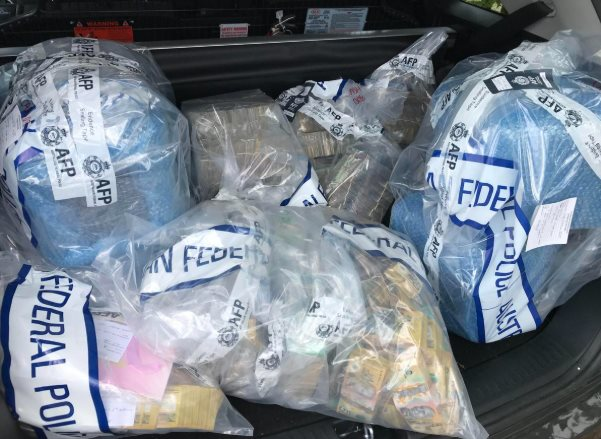 Đột kích một ngôi nhà có hẳn phòng riêng dùng để đếm tiền, cảnh sát tịch thu 111 tỷ đồng tiền mặt cất trong các túi hút chân không- Ảnh 1.