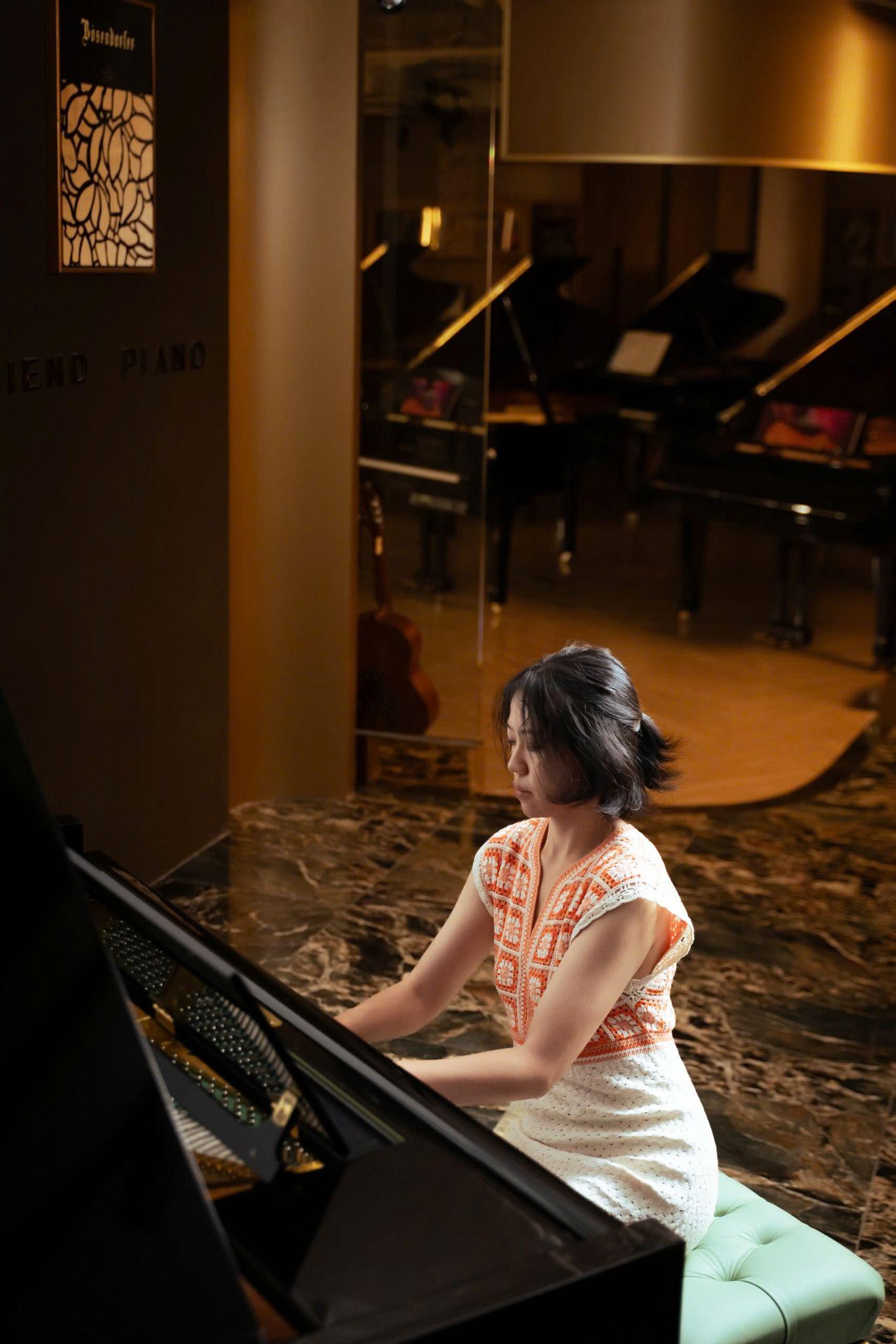 Crystal lần đầu trải nghiệm trên cây đàn Bösendorfer Secession 214VC tại Piano Đức Trí