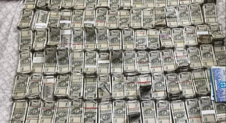 Đột kích nhà kỹ sư hạ tầng nông thôn lương 600.000 đồng/tháng sắp nghỉ hưu, tịch thu 44,8 tỷ tiền mặt chất đống như gạch, nghi phạm tung tiền qua cửa sổ để tẩu tán- Ảnh 1.