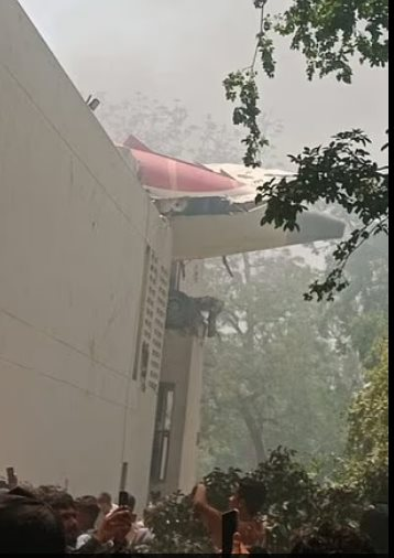 Kỷ lục an toàn của máy bay Boeing 787 Dreamliner vừa bị phá vỡ bởi vụ rơi máy bay chở 242 người.- Ảnh 1. Kỷ lục an toàn của máy bay Boeing 787 Dreamliner vừa bị phá vỡ bởi vụ rơi máy bay chở 242 người.- Ảnh 1.