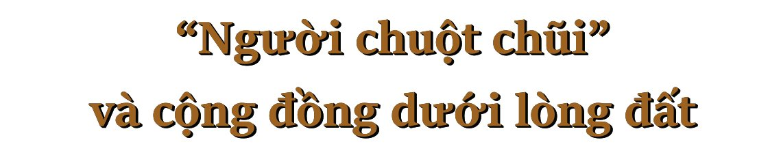 Bất ngờ chui lên đường phố từ dưới lòng đất,