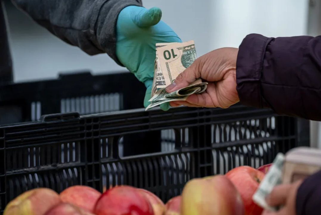 Buồn của nền kinh tế lớn nhất thế giới: 1/4 gia đình lương ‘chỉ đủ ăn’, đốt 95% tiền vào sinh hoạt phí đắt đỏ, chênh lệch thu nhập lớn chưa từng có trong 9 năm- Ảnh 1.