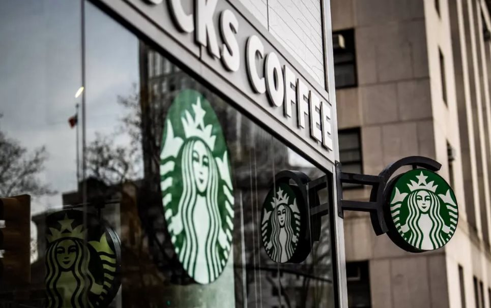 Bão sa thải đang tới rất gần: Starbucks tuyên bố sẽ cắt giảm nhân sự trên toàn cầu trong năm 2025- Ảnh 1. Bão sa thải đang tới rất gần: Starbucks tuyên bố sẽ cắt giảm nhân sự trên toàn cầu trong năm 2025- Ảnh 1.