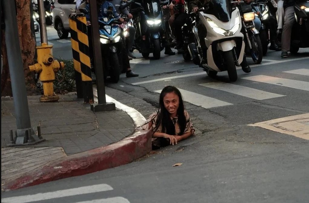 Bất ngờ chui lên đường phố từ dưới lòng đất,