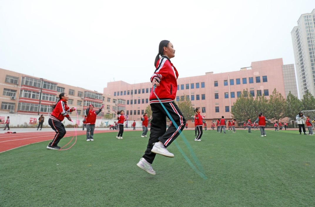 Buồn của nền kinh tế lớn thứ 2 thế giới: Trường tiểu học vỏn vẹn 22 học sinh/23 giáo viên, hàng loạt trường mầm non đóng cửa, chuyện gì đang xảy ra?- Ảnh 1.