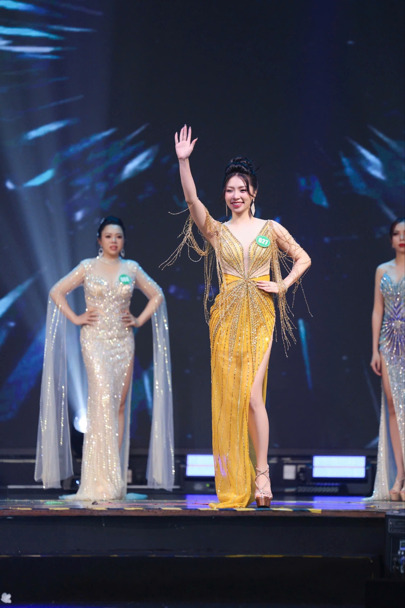 Bước ngoặt táo bạo của nữ chuyên gia tài chính trên sàn diễn sắc đẹp - 1