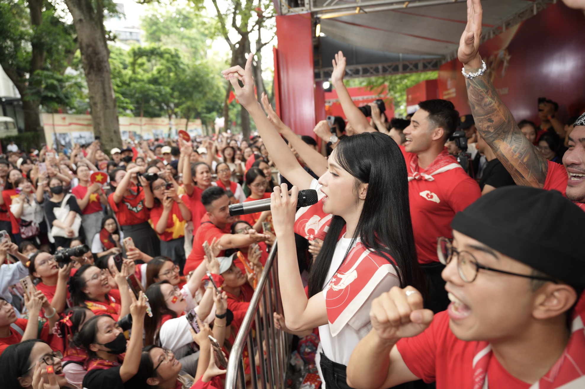 Dàn nghệ sĩ xuất hiện bất ngờ, mang tinh thần Yêu Nước bùng nổ tại trạm khách A80 cùng đơn vị đồng hành Bảo Tín Mạnh Hải- Ảnh 4. Dàn nghệ sĩ xuất hiện bất ngờ, mang tinh thần Yêu Nước bùng nổ tại trạm khách A80 cùng đơn vị đồng hành Bảo Tín Mạnh Hải- Ảnh 4.