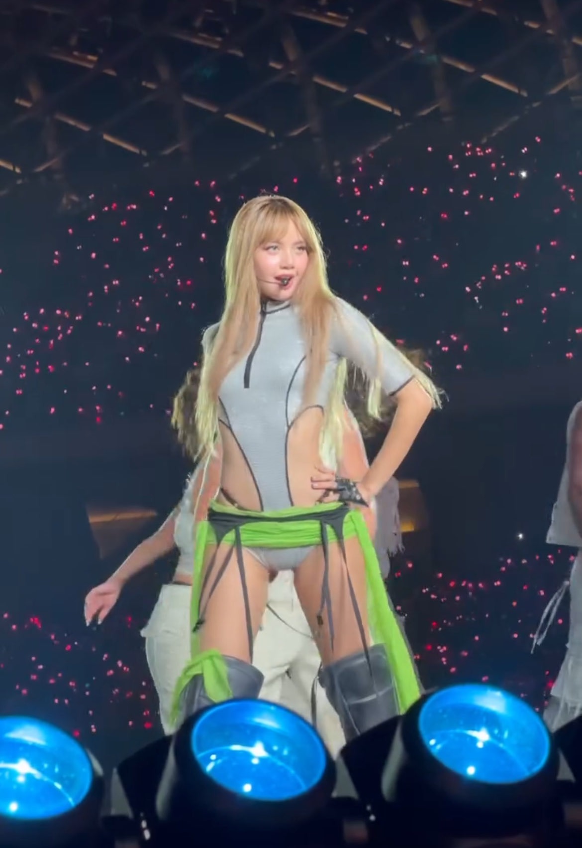 Lisa không ngại, người ngại là người nhìn!- Ảnh 8.