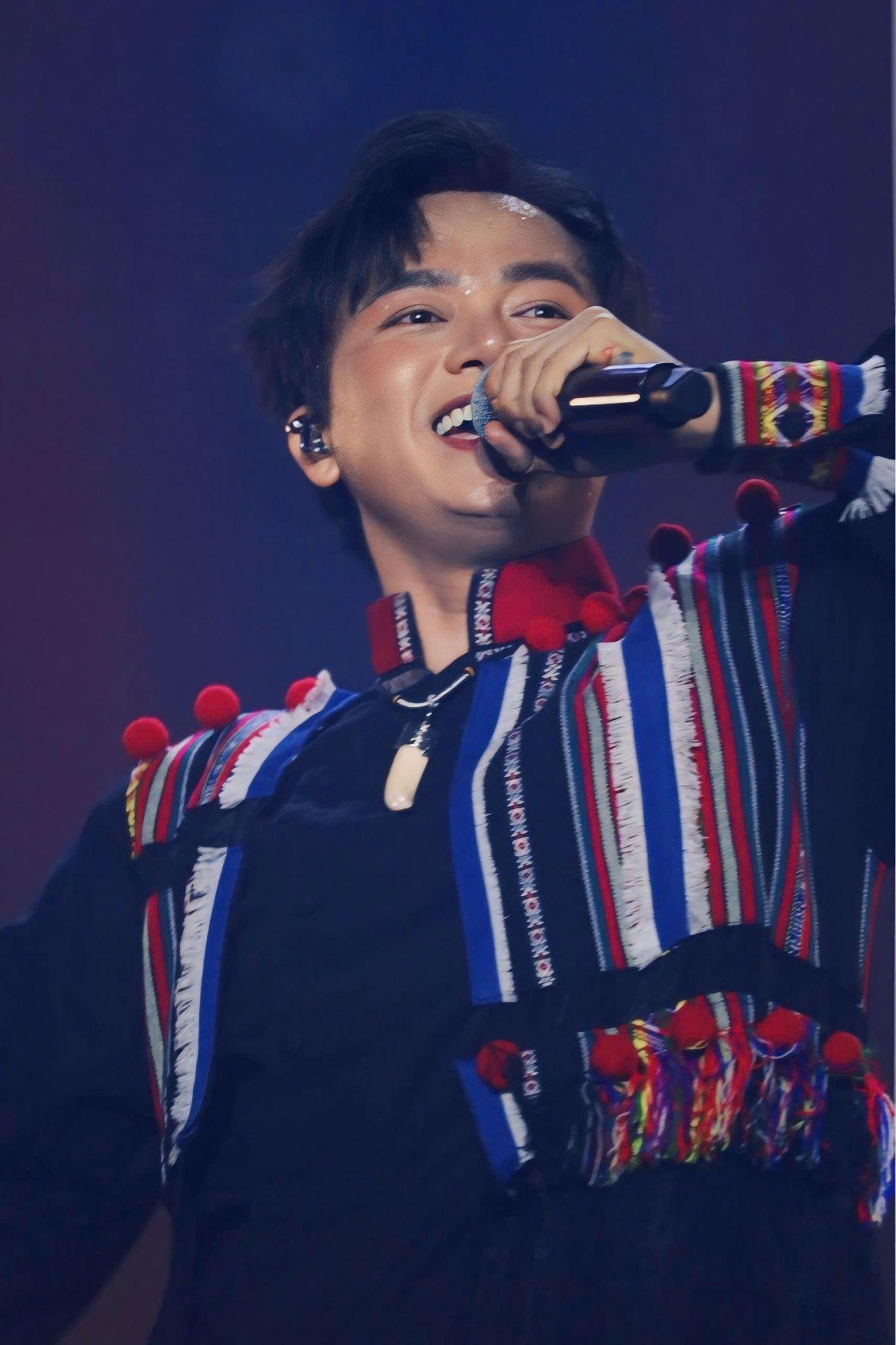 Bùi Công Nam lần đầu tiên chính thức biểu diễn trên sân khấu lớn tại quê nhà trong khuôn khổ Lễ hội Cà phê Buôn Ma Thuột.