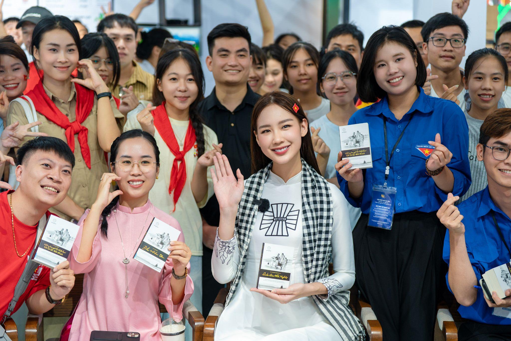 Với phong thái trí tuệ, truyền cảm hứng, Bảo Ngọc được ví như “nàng đại sứ thanh xuân” tại triển lãm lần này