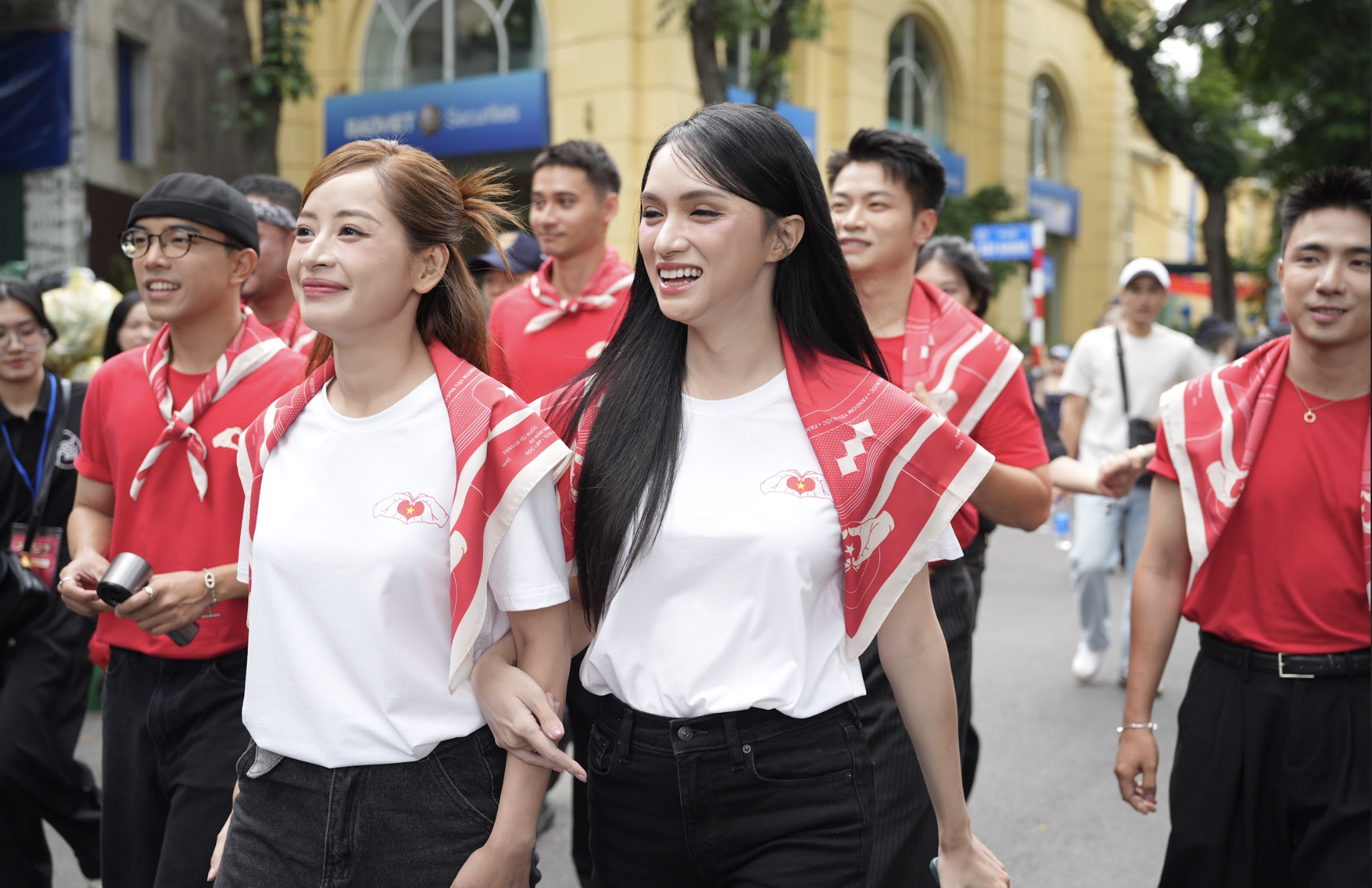 Dàn nghệ sĩ xuất hiện bất ngờ, mang tinh thần Yêu Nước bùng nổ tại trạm khách A80 cùng đơn vị đồng hành Bảo Tín Mạnh Hải- Ảnh 1. Dàn nghệ sĩ xuất hiện bất ngờ, mang tinh thần Yêu Nước bùng nổ tại trạm khách A80 cùng đơn vị đồng hành Bảo Tín Mạnh Hải- Ảnh 1.