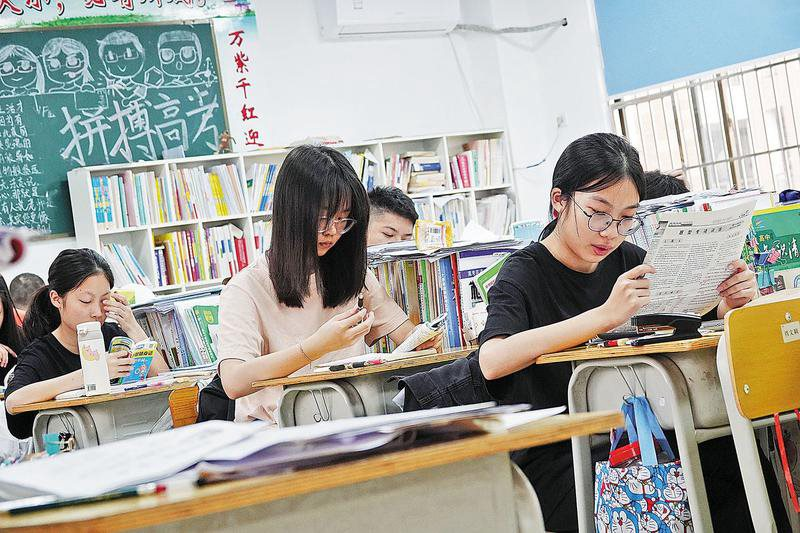 Học từ 6h sáng tới 11h đêm, tốt nghiệp rồi vẫn ám ảnh cảnh học tới vẹo cột sống, phụ huynh lẫn nhà trường làm đủ cách để dạy thêm: Cuộc đua thi cử căng như dây đàn tại siêu cường châu Á- Ảnh 2.