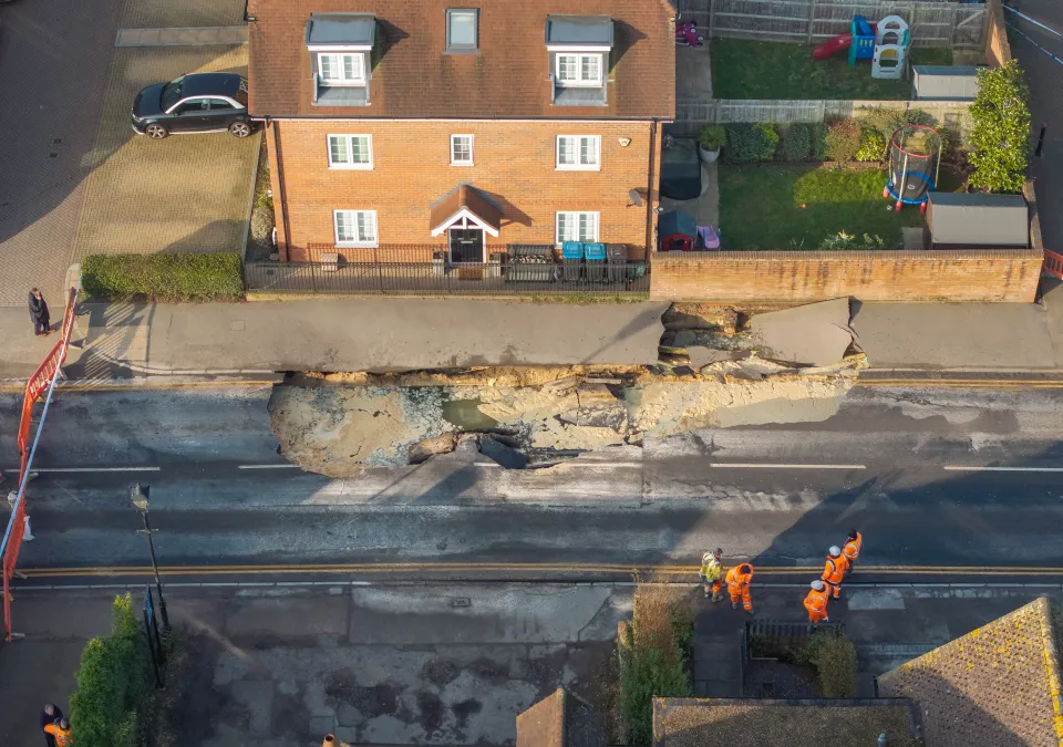 Hố tử thần khổng lồ xuất hiện giữa phố tạo cảnh tượng Hố tử thần khổng lồ xuất hiện giữa phố tạo cảnh tượng