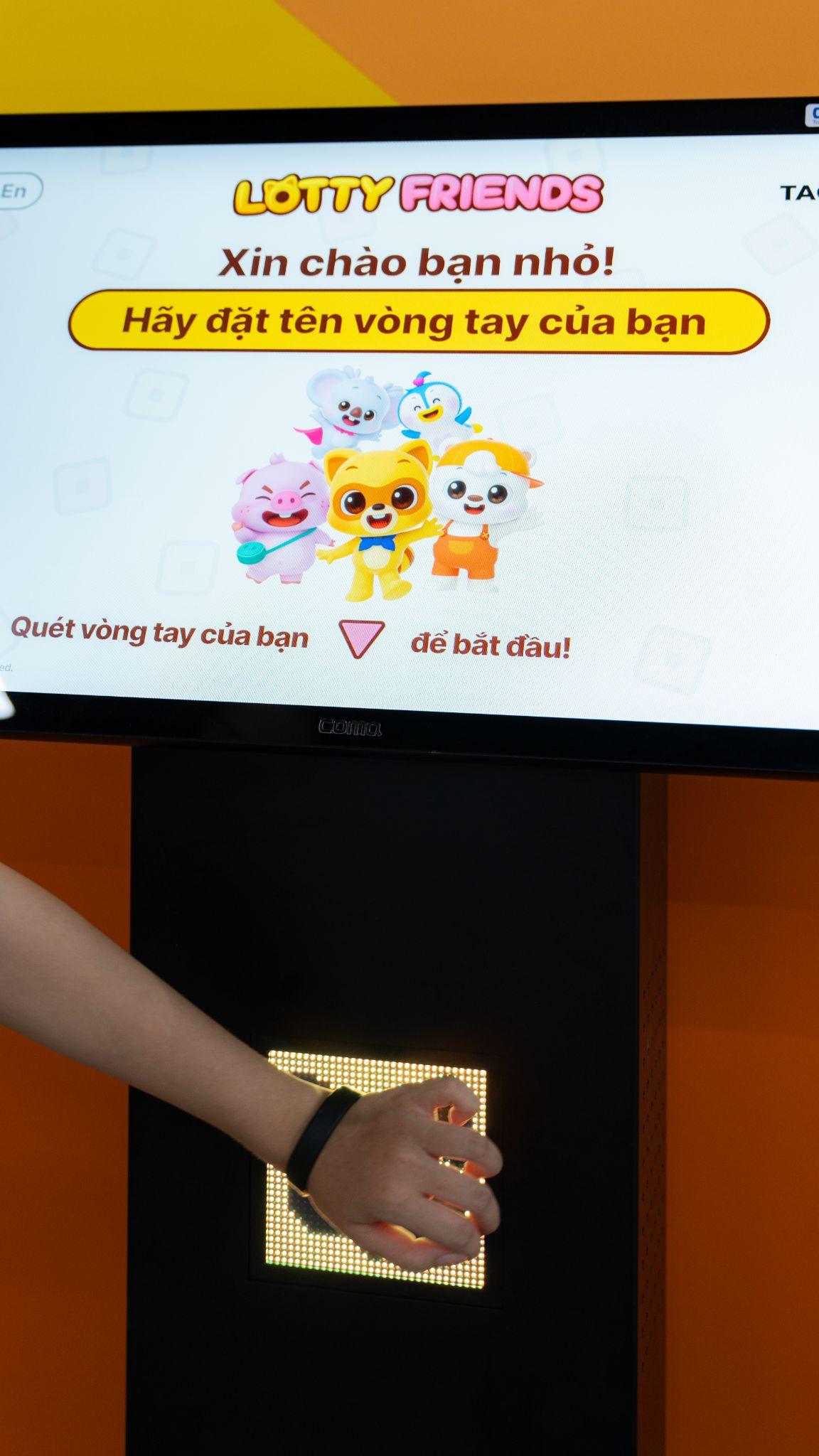 image5-1745396522-875-width1152height2048 Khi vào cửa, bé sẽ được đeo vòng tay điện tử để tham gia các trò chơi và tự động tích điểm.