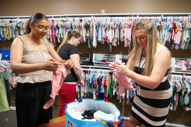 Nghịch lý: Nền kinh tế lớn nhất thế giới nhưng 35 triệu trẻ em sống trong gia đình khó khăn, luẩn quẩn giữa nợ nần, bữa ăn cũng phải đo đếm- Ảnh 1. Nghịch lý: Nền kinh tế lớn nhất thế giới nhưng 35 triệu trẻ em sống trong gia đình khó khăn, luẩn quẩn giữa nợ nần, bữa ăn cũng phải đo đếm- Ảnh 1.