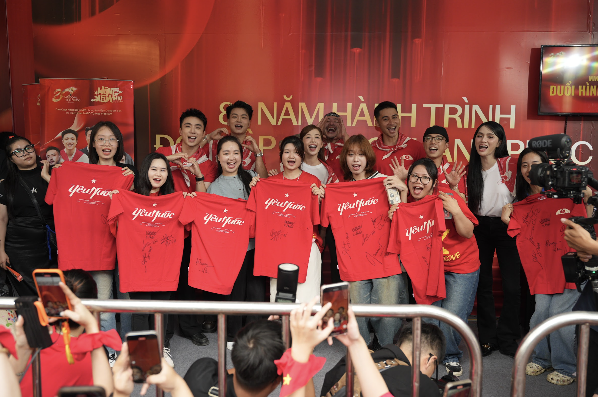 Dàn nghệ sĩ xuất hiện bất ngờ, mang tinh thần Yêu Nước bùng nổ tại trạm khách A80 cùng đơn vị đồng hành Bảo Tín Mạnh Hải- Ảnh 5. Dàn nghệ sĩ xuất hiện bất ngờ, mang tinh thần Yêu Nước bùng nổ tại trạm khách A80 cùng đơn vị đồng hành Bảo Tín Mạnh Hải- Ảnh 5.