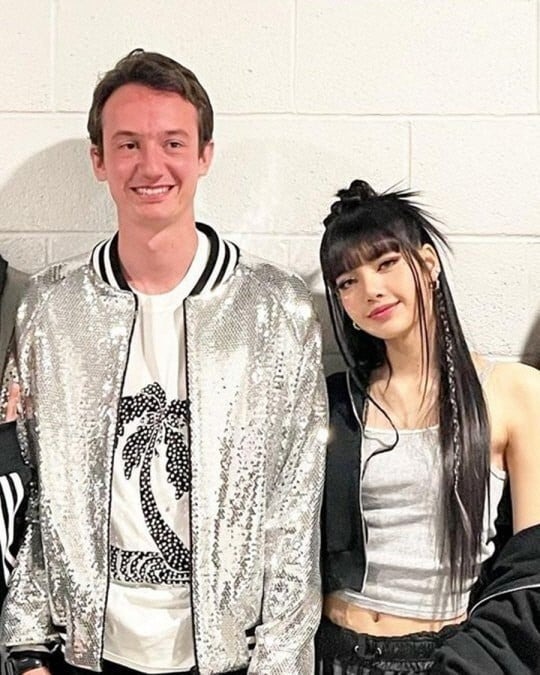 Rộ tin Lisa (BLACKPINK) cắt đứt với bạn trai nhà tỷ phú vì còn